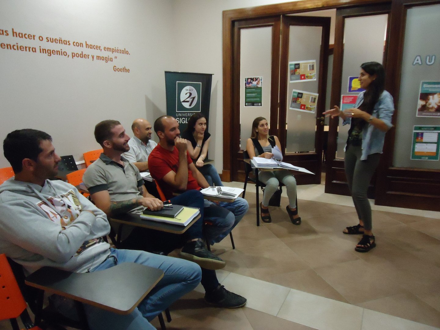 CASI 100 ALUMNOS DE LA UNIVERSIDAD SIGLO 21  COMENZARON LAS CLASES EN FU.DE.CA.